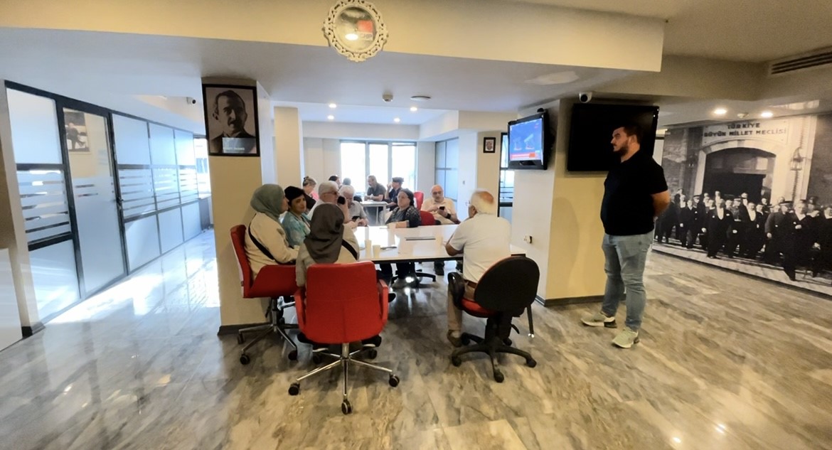 CHP Bursa İl Başkanı Yeşiltaş&rsquo;ın g&ouml;revden alınıp yerine Turgut &Ouml;zkan&rsquo;ın gelmesi &uuml;zerine partililer il binası girişine barikat kurdu