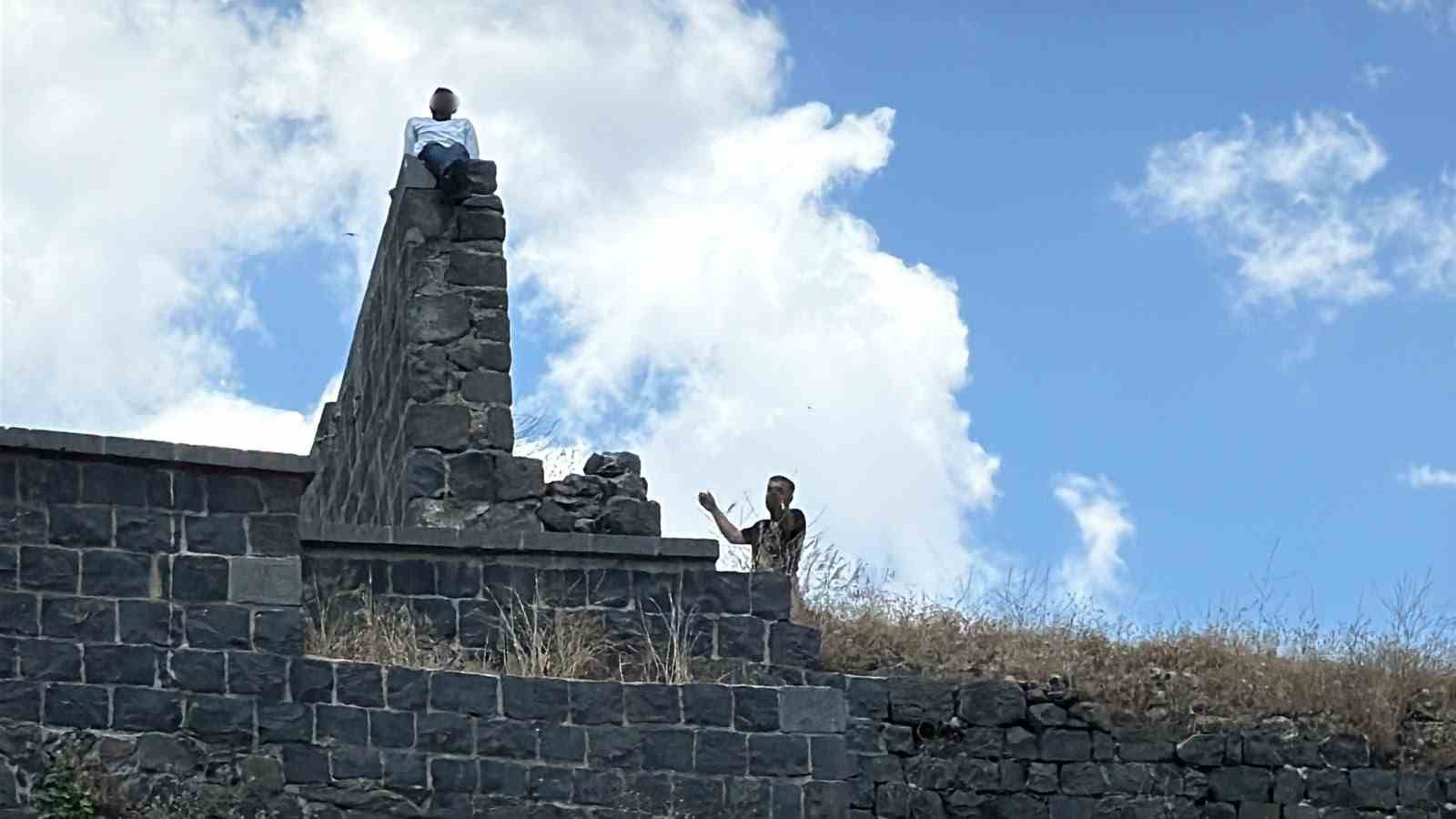 Surlara &ccedil;ıkıp intihar girişiminde bulunan şahıs, polis ve vatandaşlarca ikna edildi