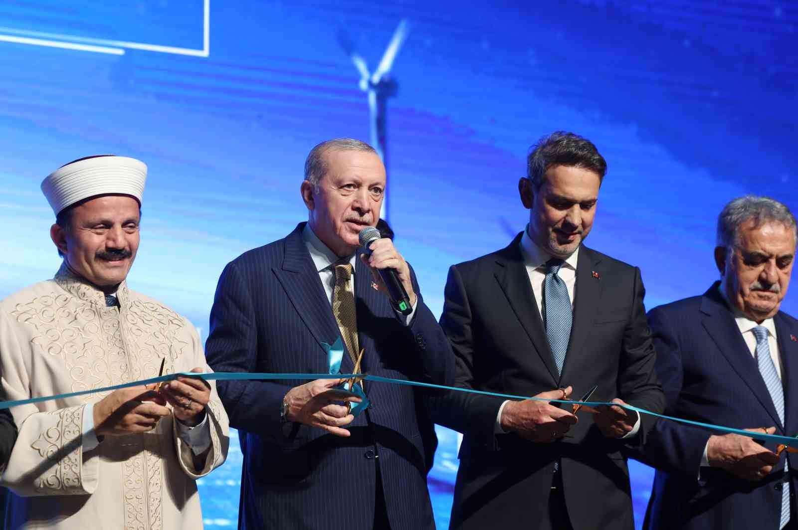 Cumhurbaşkanı Erdoğan: "H&uuml;rm&uuml;z krizi uzadık&ccedil;a bug&uuml;n pek &ccedil;ok &uuml;lke kendini resesyona hazırlıyor"