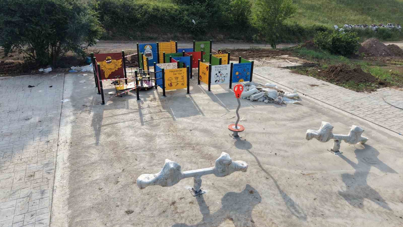 Yeşilyurt Millet Bah&ccedil;esi&rsquo;nde &ccedil;ocuk oyun alanlarının kurulumu başladı