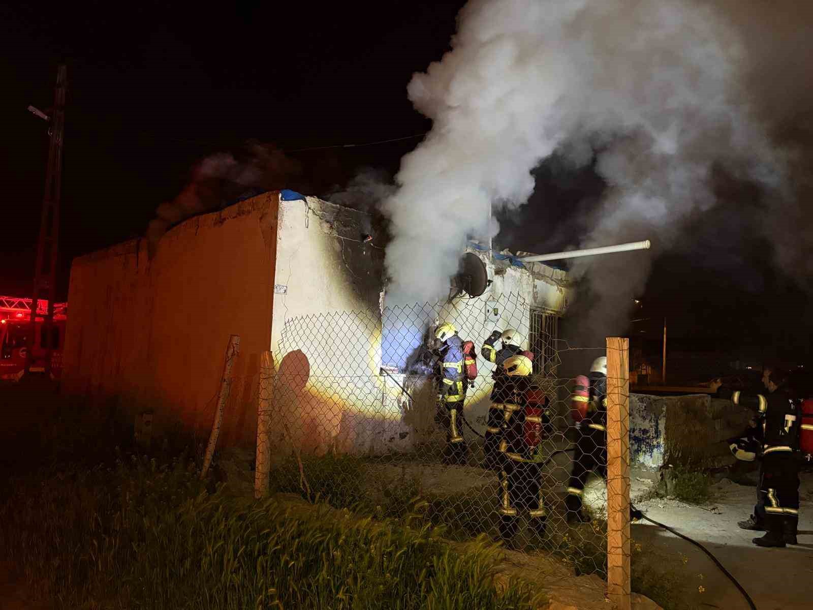 Kayseri&rsquo;de metruk evde yangın