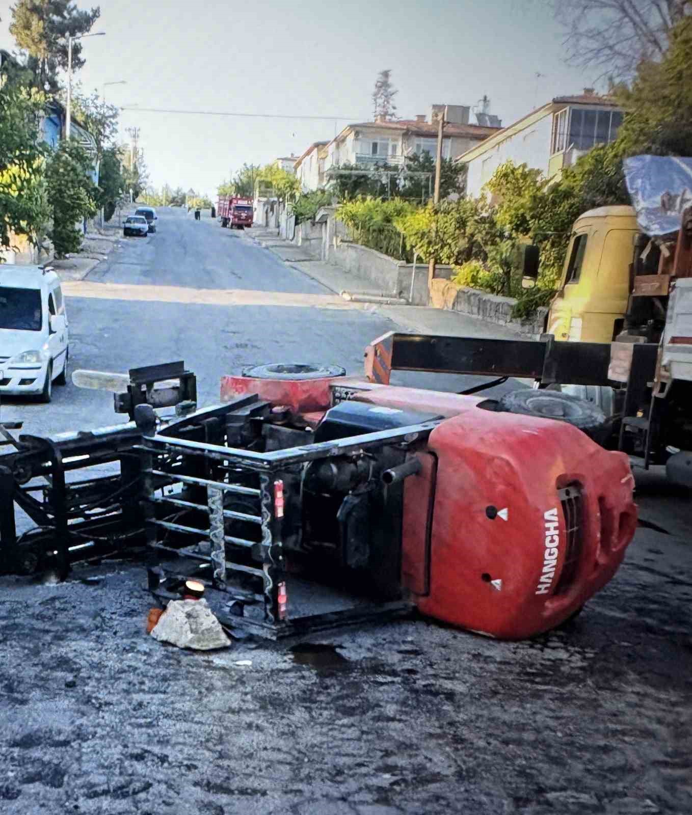 Kontrolden &ccedil;ıkan forklift yan yattı: 1 yaralı