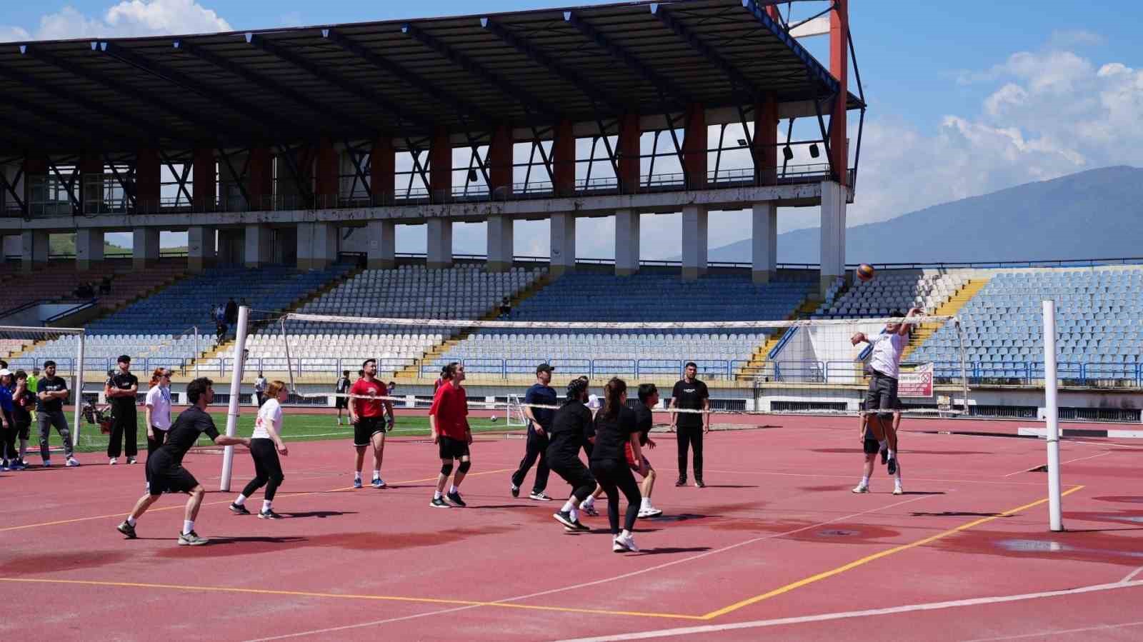 KB&Uuml; Spor Oyunları&rsquo;nda 800&rsquo;e yakın &ouml;ğrenci kıyasıya m&uuml;cadele etti