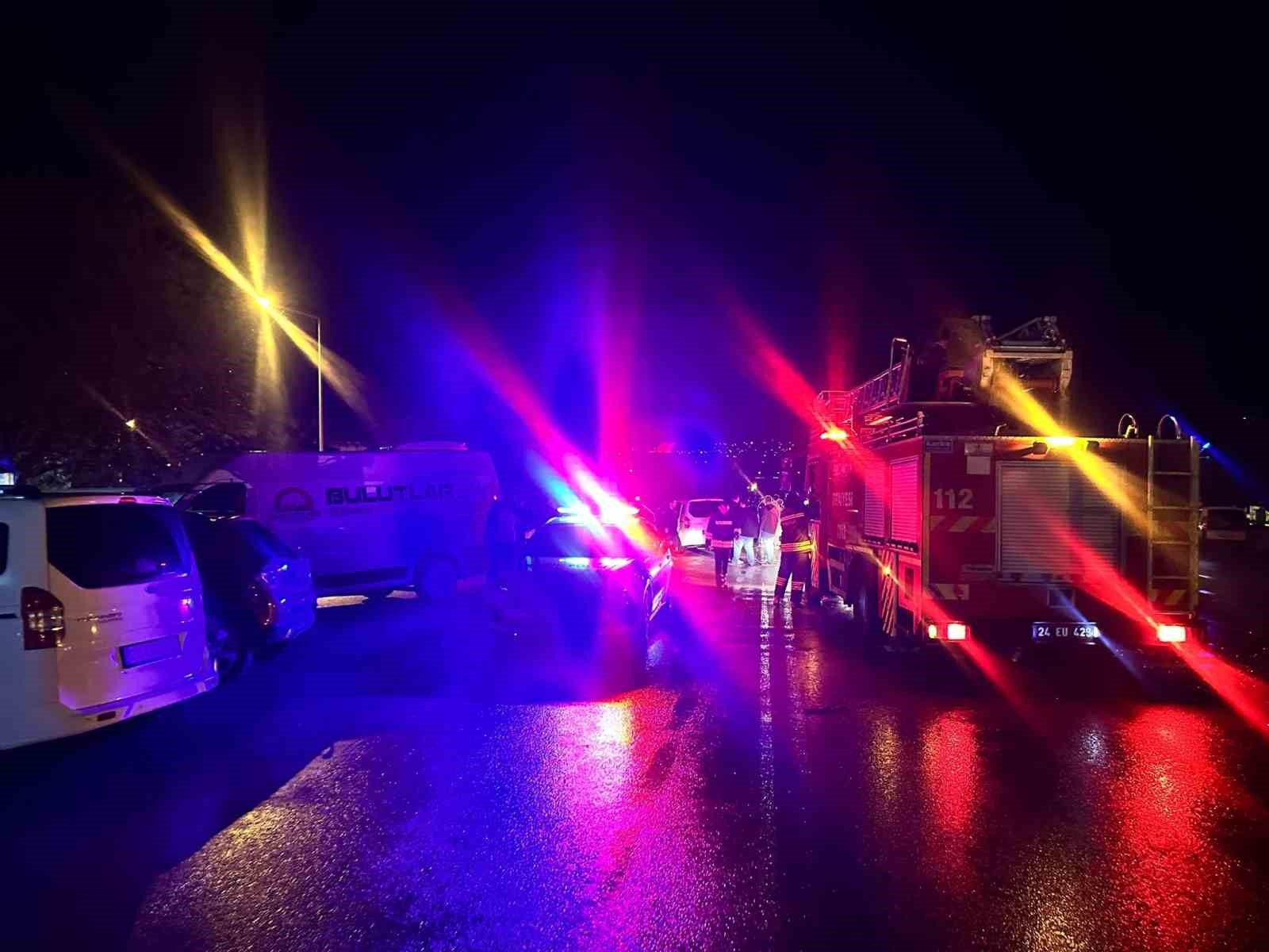 Erzincan&rsquo;da 2 aracın &ccedil;arpıştığı kazada 5 kişi yaralandı