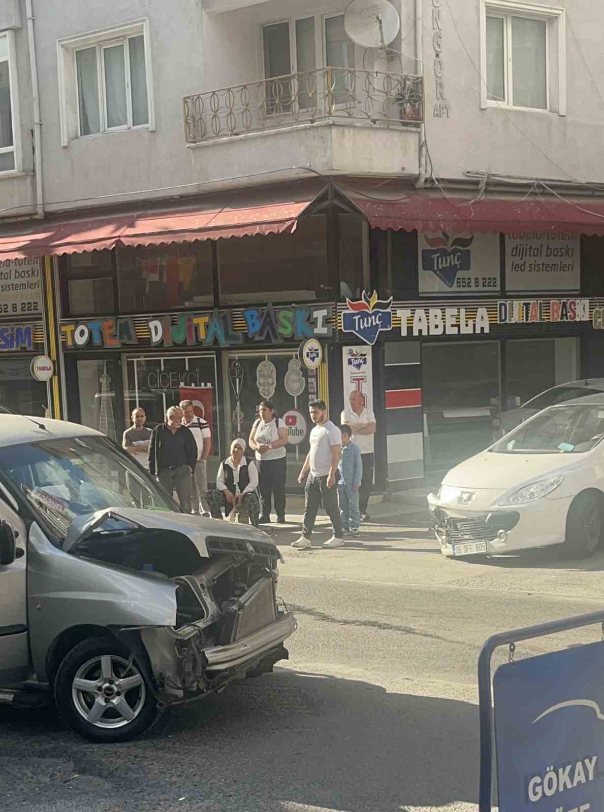 Ters y&ouml;nden &ccedil;ıkan aracın kazaya karıştığı anlar kamerada
