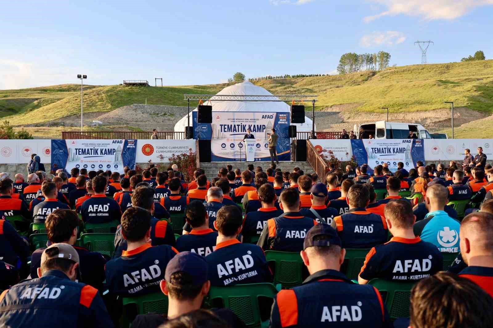 Bitlis Valisi Karakaya, AFAD’ın tematik kampına ziyaret