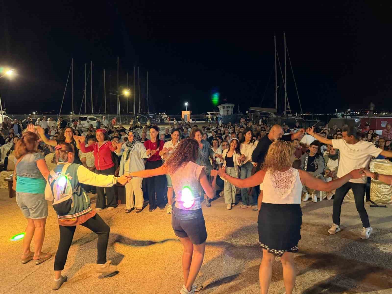 Burhaniye&rsquo;de Gen&ccedil;lik Konseri yoğun ilgi g&ouml;rd&uuml;