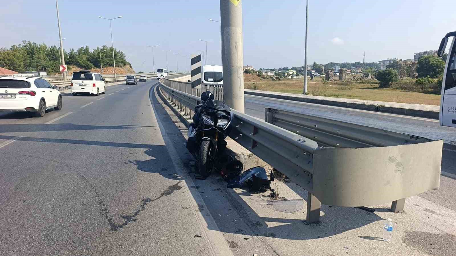 Otomobil ile motosiklet &ccedil;arpıştı:2 kişi yaralandı