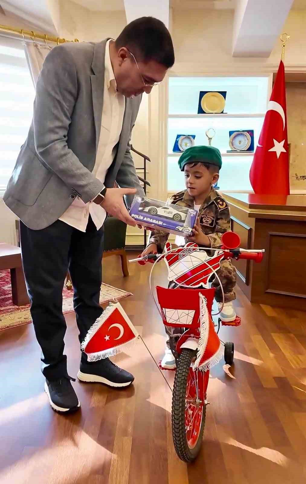 Polis helikopterine bayrak sallayan &ccedil;ocuğa bisiklet hediye edildi