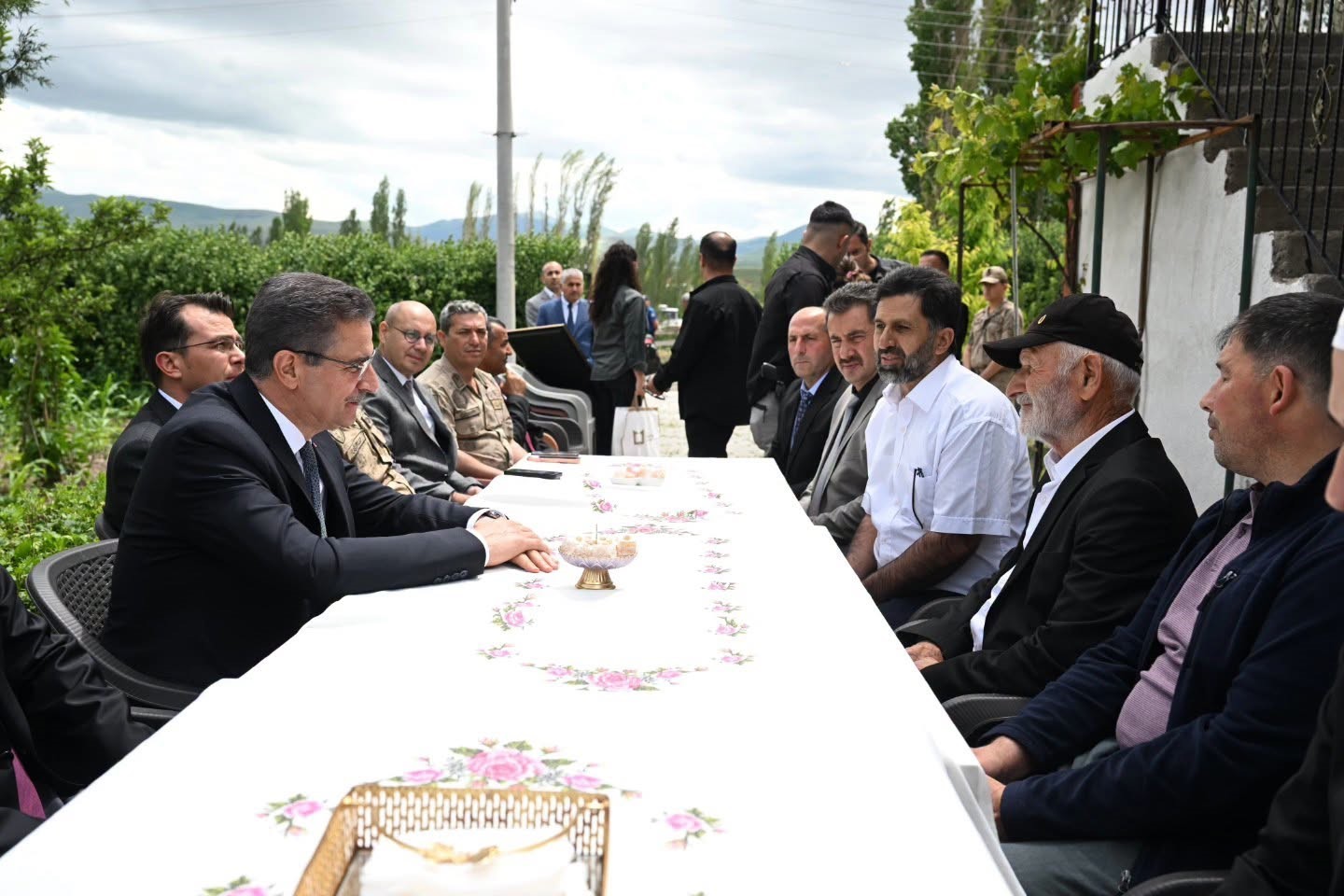 Vali Baruş&rsquo;tan Narman&rsquo;da şehit ailesi ve gaziye anlamlı ziyaret