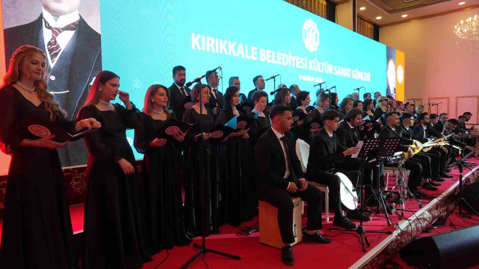 Koro ilk kez sahne aldı, profesyonelleri aratmadı: Anadolu&rsquo;nun sevilen t&uuml;rk&uuml;leri seslendirildi