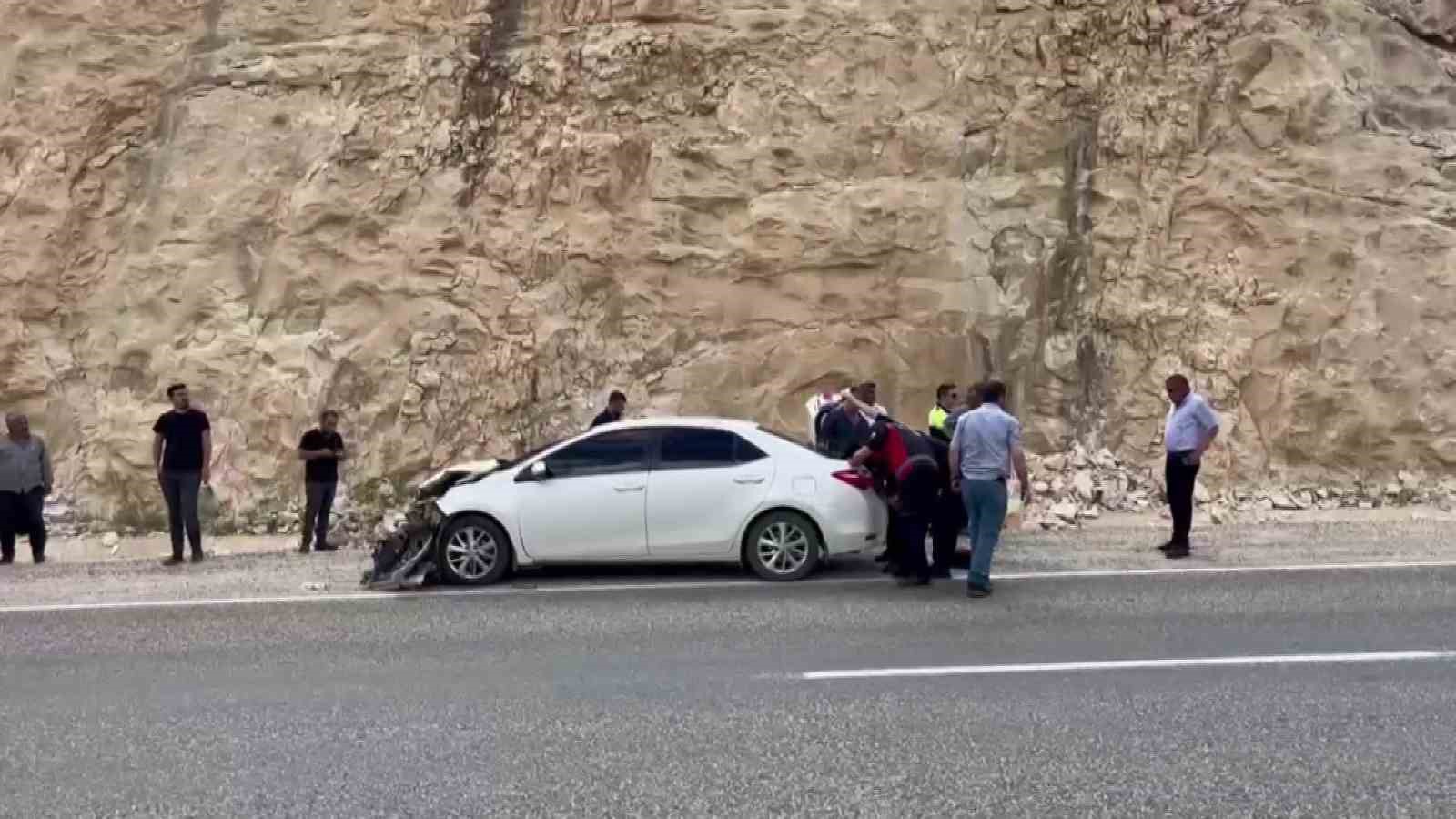 Besni&rsquo;de otomobiller &ccedil;arpıştı: 2 yaralı