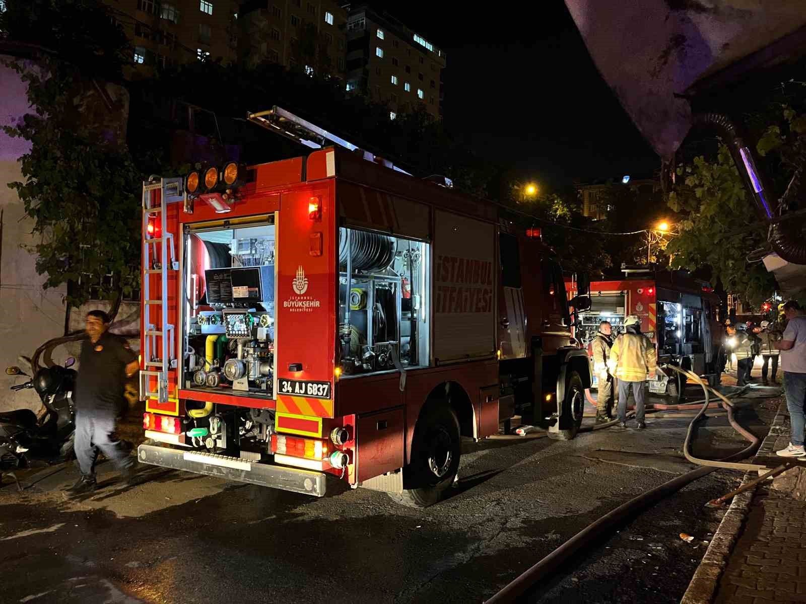 Gaziosmanpaşa&rsquo;da gecekondu alev alev yandı