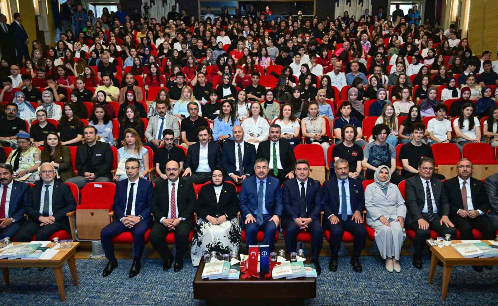 Vali Yılmaz: "Gen&ccedil;lerin sesi bilimle y&uuml;kseliyor"