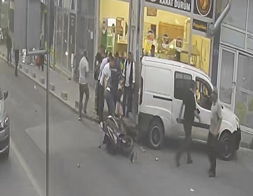 Tekirdağ&rsquo;da &ouml;n teker şovu kazayla bitti, yaya ezilmekten son anda kurtuldu: Korkun&ccedil; anlar kamerada