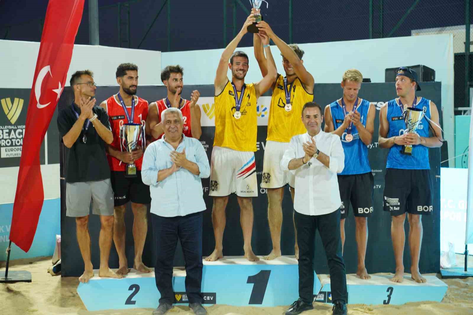 Ayvalık, D&uuml;nya Plaj Voleybolu heyecanına ev sahipliği yaptı