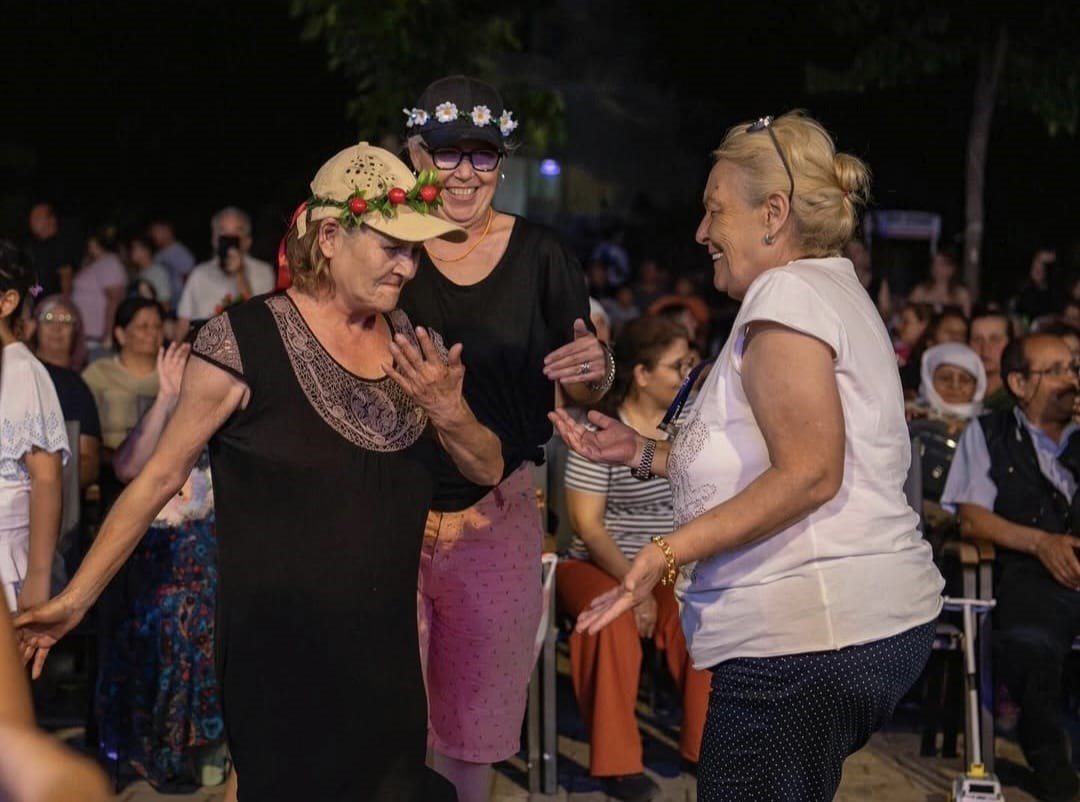 Kuşadası&rsquo;ndaki Kiraz Şenliği binlerce ziyaret&ccedil;iyi ağırladı