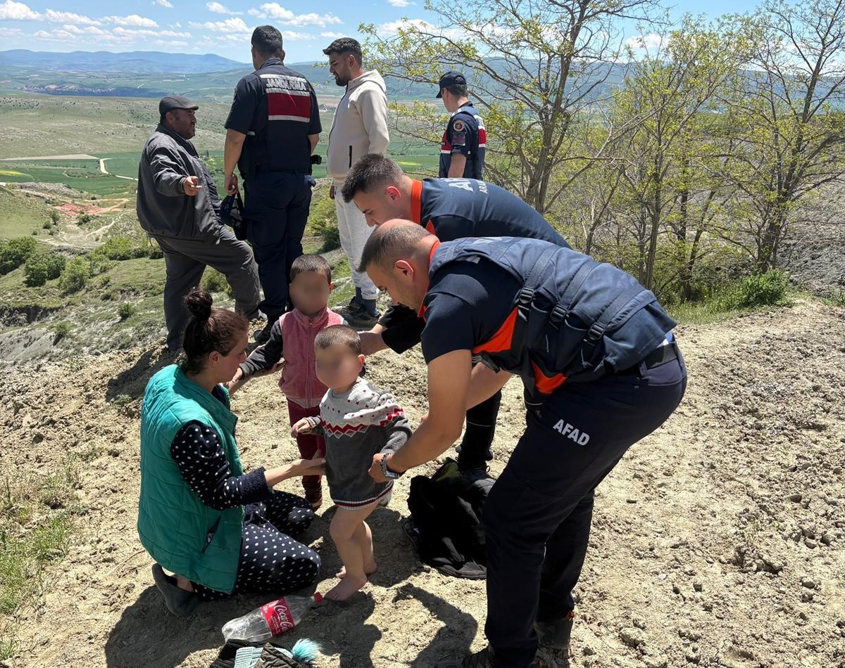 &Ccedil;amura saplanan &ccedil;ocukları ekipler kurtardı