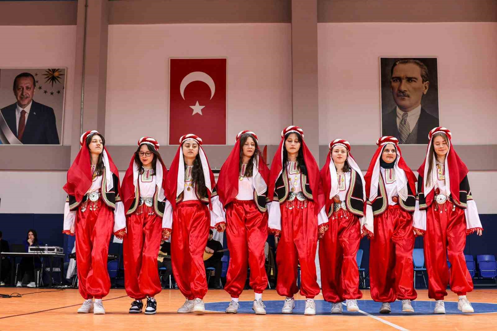 Vali S&ouml;zer Pazaryeri&rsquo;nde bir dizi program ger&ccedil;ekleştirdi