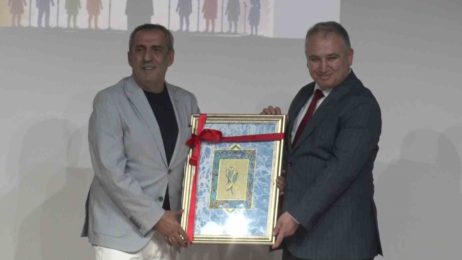 Yavuz Bing&ouml;l, denetimli serbestlik &ccedil;ocuk korosuyla aynı sahneyi paylaştı