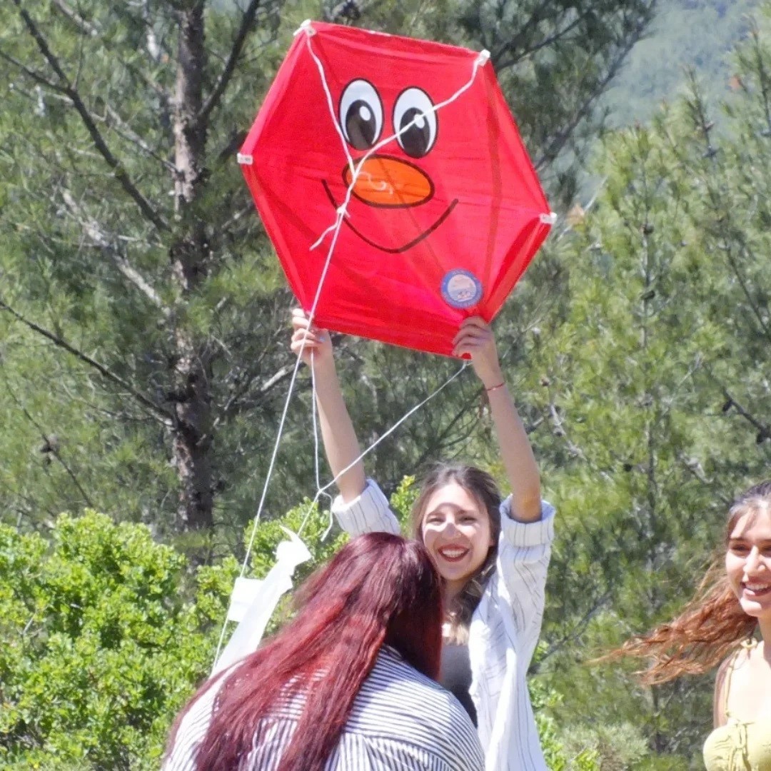 Gen&ccedil;lik Haftası&rsquo;nda Ula&rsquo;da g&ouml;ky&uuml;z&uuml; u&ccedil;urtmalarla renklendi