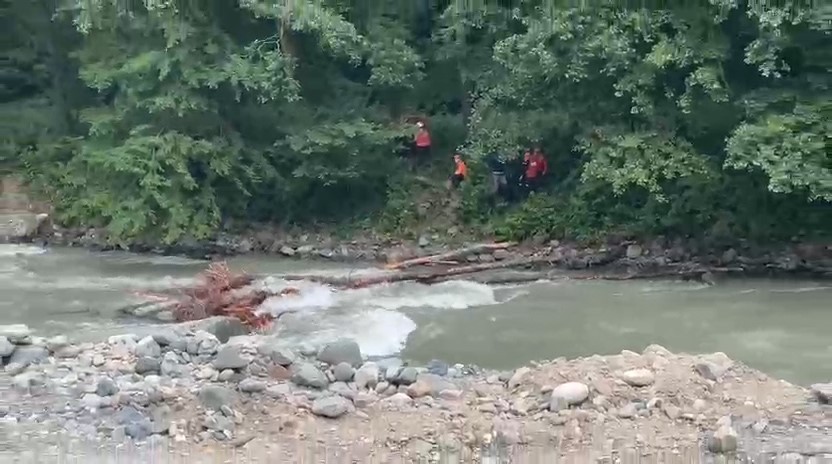 Rize&rsquo;de aranan kayıp şahıs &ouml;l&uuml; bulundu, arama &ccedil;alışmasına katılan ekibin botu devrildi, 1 personel hayatını kaybetti