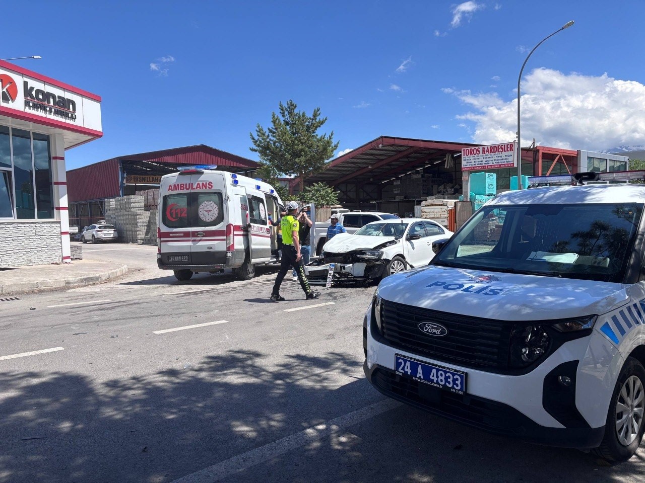 Erzincan&rsquo;da 3 ara&ccedil;lı trafik kazası g&uuml;venlik kamerasına yansıdı