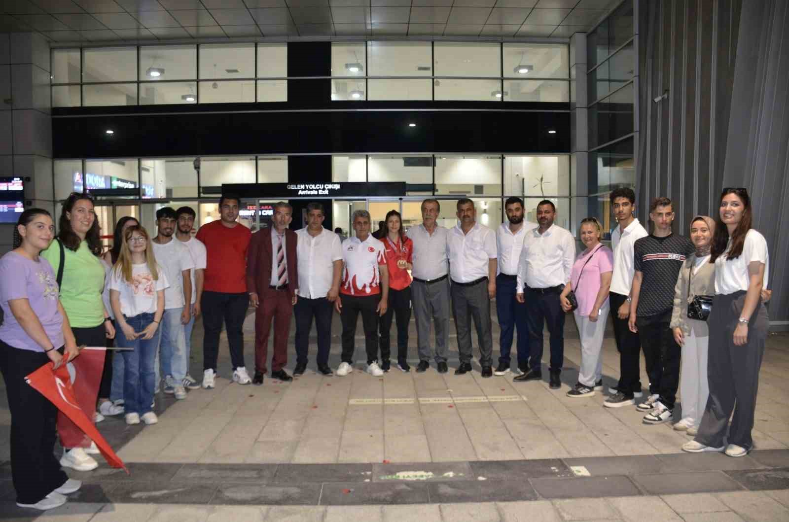 D&uuml;nya şampiyonu Berfin Polat coşkuyla karşılandı