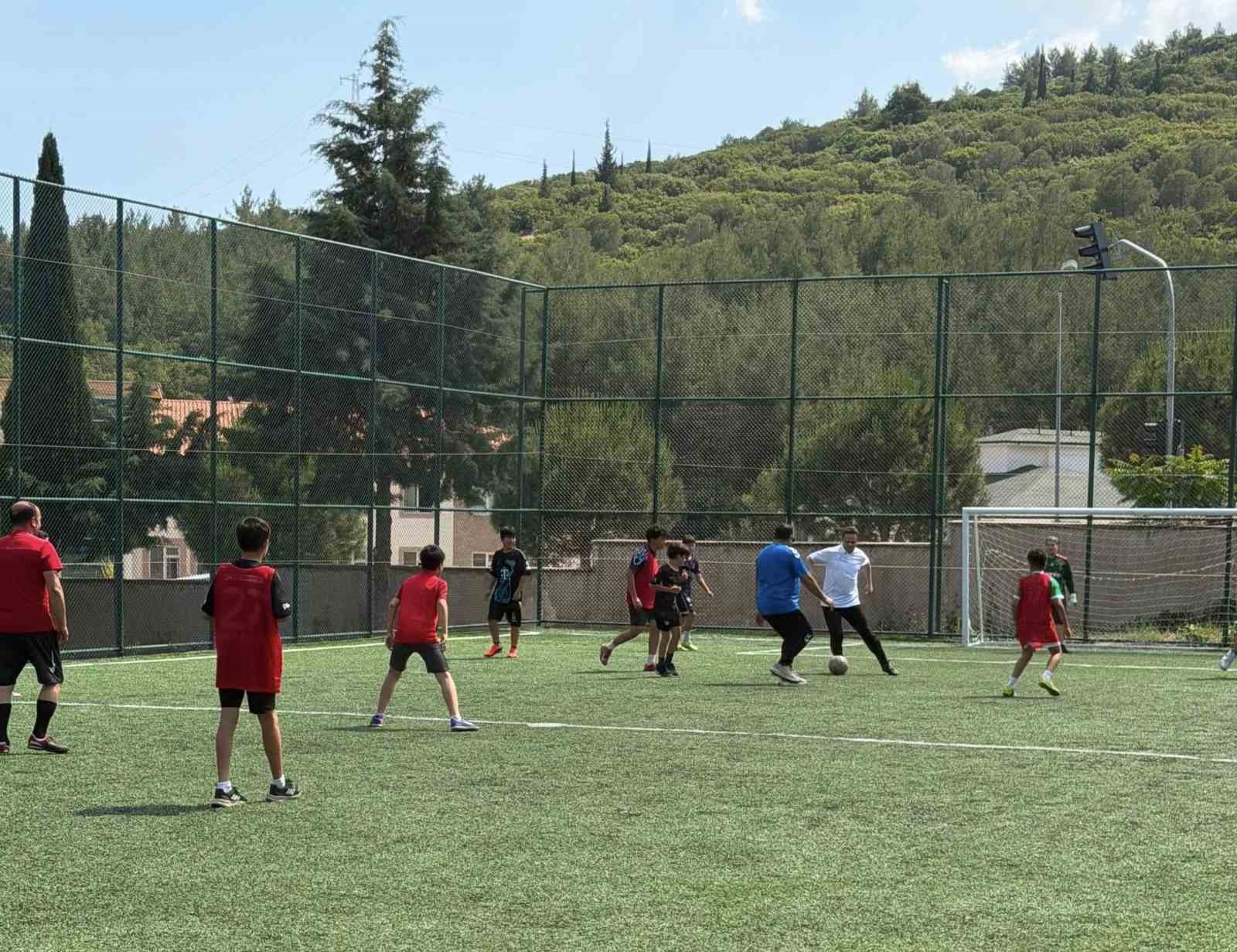 Halı sahada &ouml;ğrenciler &ouml;ğretmenlerle bir araya geldi
