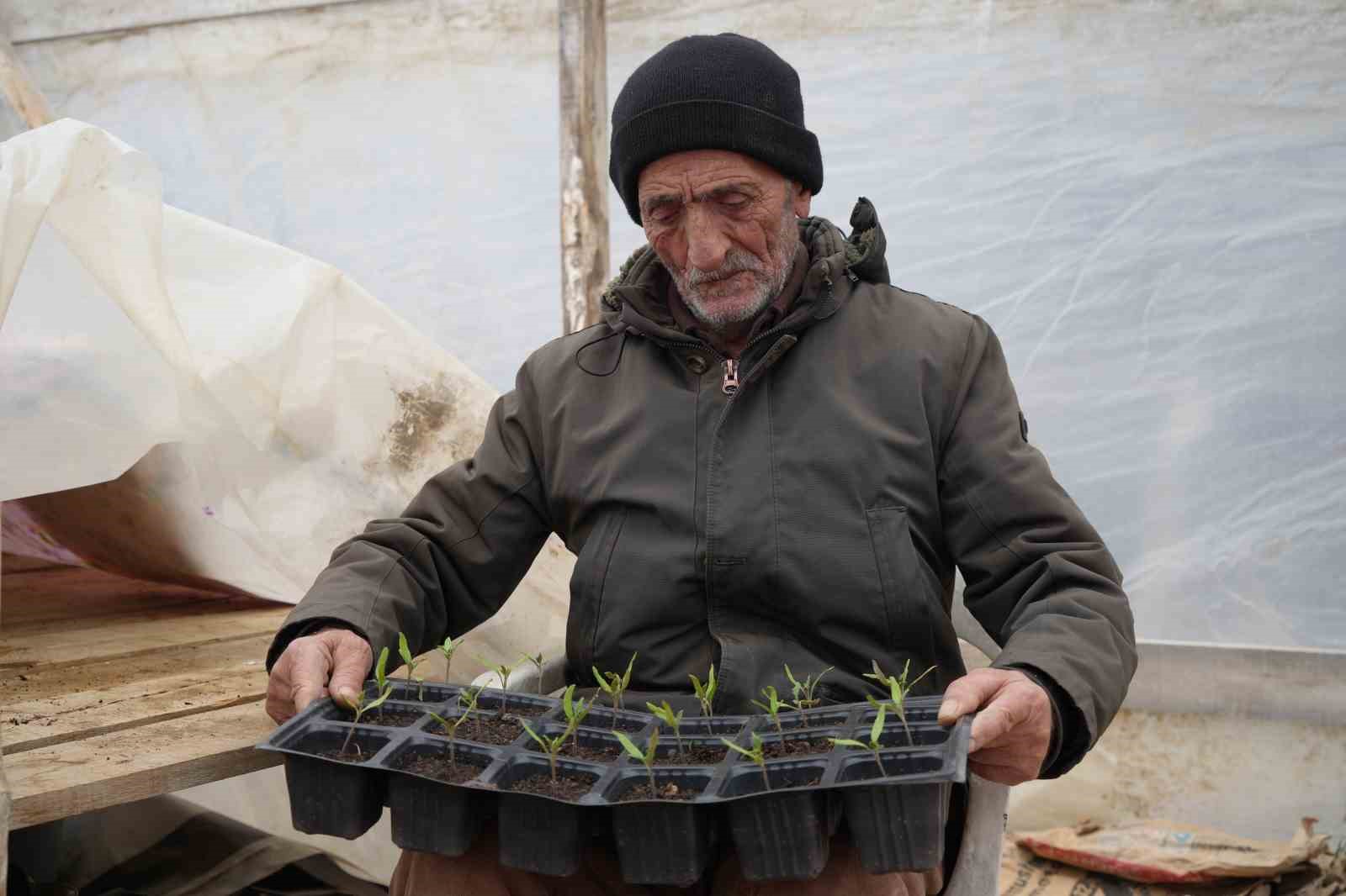 Bayburtlu &ccedil;ift&ccedil;i &rsquo;memleket meselesi&rsquo; g&ouml;rd&uuml;ğ&uuml; ata tohumlarını gelecek kuşaklar i&ccedil;in &ccedil;oğaltıyor