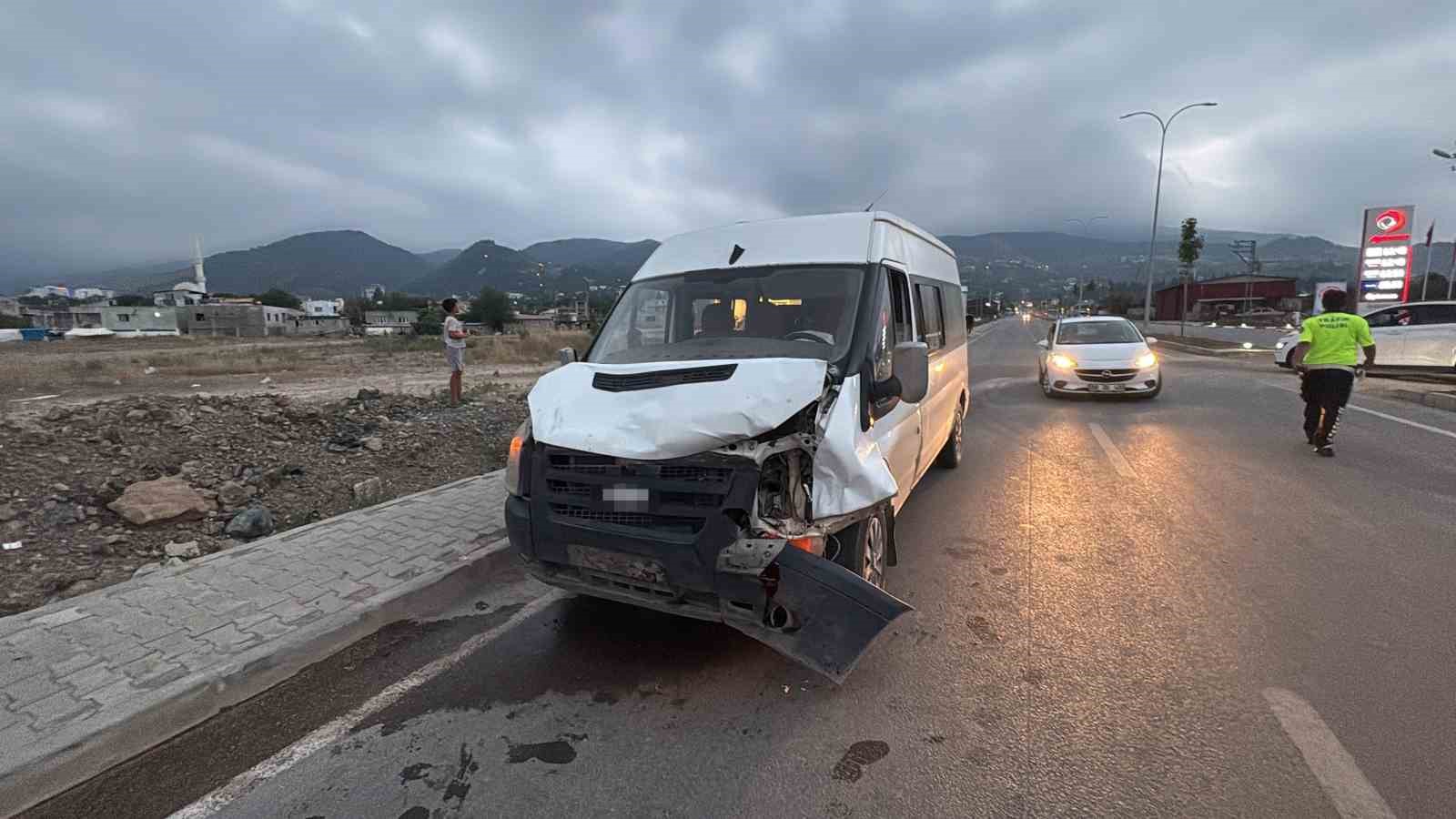 Osmaniye&rsquo;de minib&uuml;s başıboş ata &ccedil;arptı