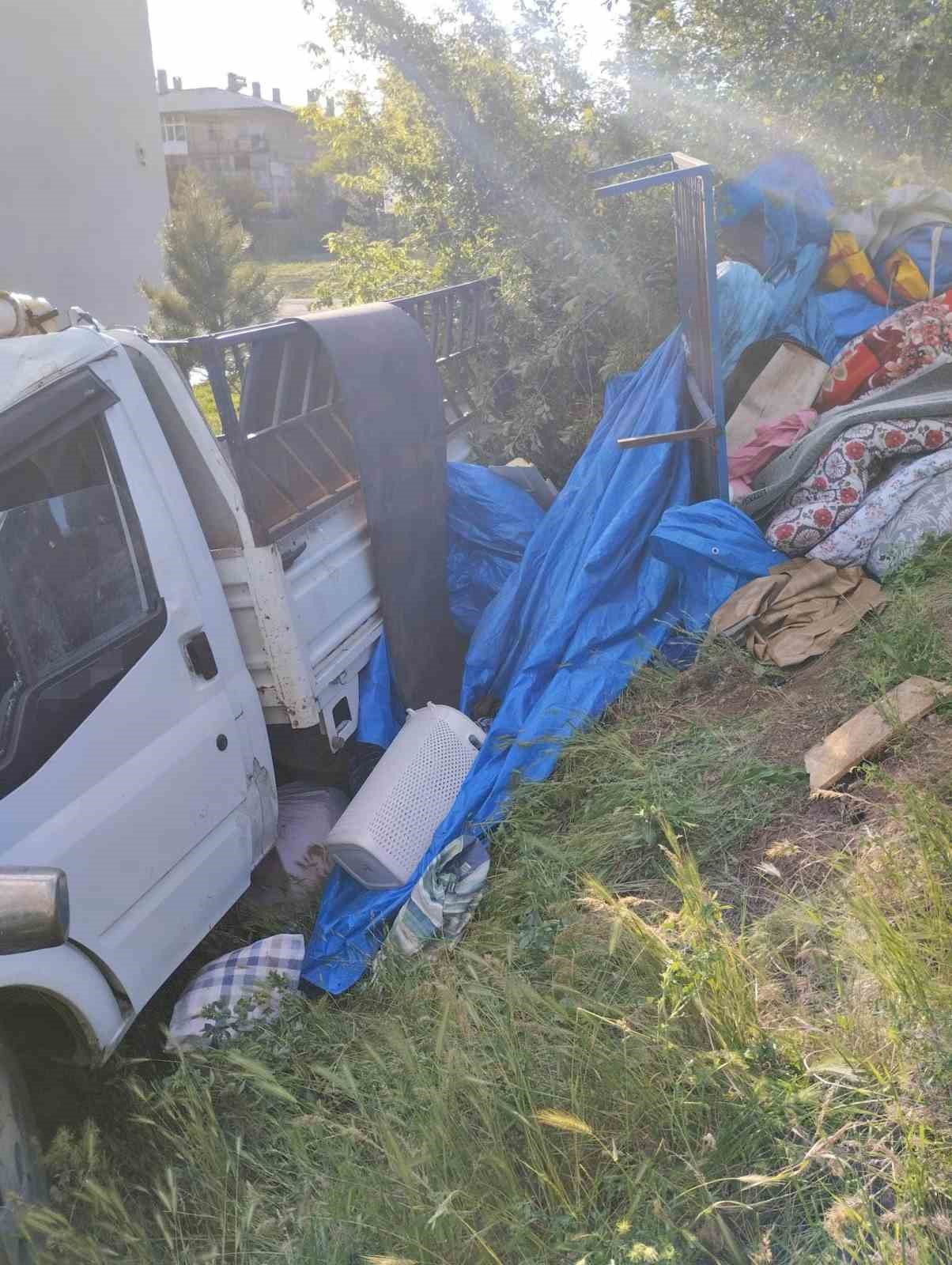 Sivas&rsquo;ta kontrolden &ccedil;ıkan kamyonet duvara &ccedil;arptı: 4 yaralı