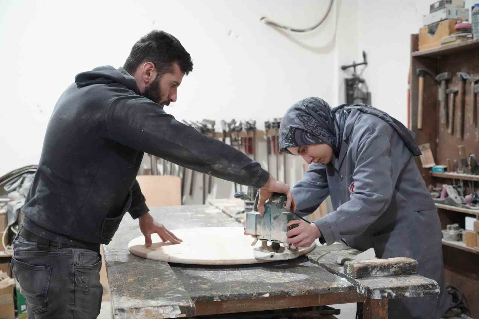 Bayburtlu gen&ccedil; kız mesleki eğitimle marangozluğa adım attı: Ahşaba şekil vererek zanaat &ouml;ğreniyor