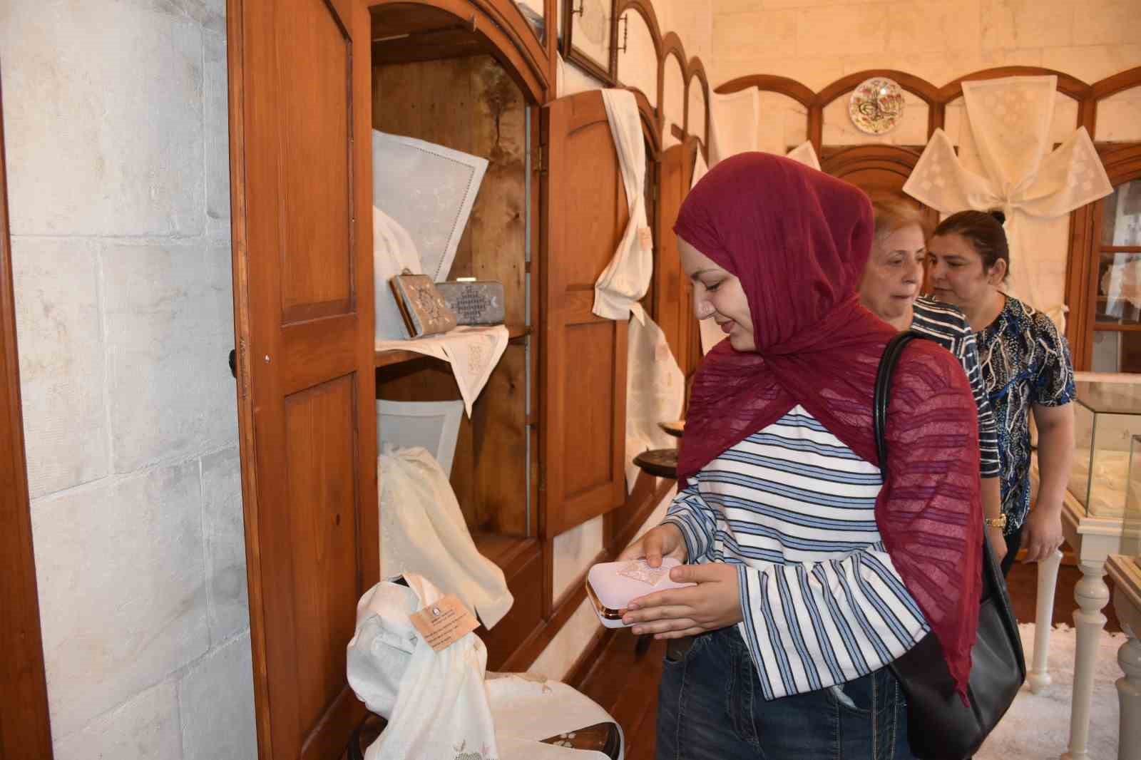 Şahinbeyli kadınların sergisi b&uuml;y&uuml;k ilgi g&ouml;r&uuml;yor