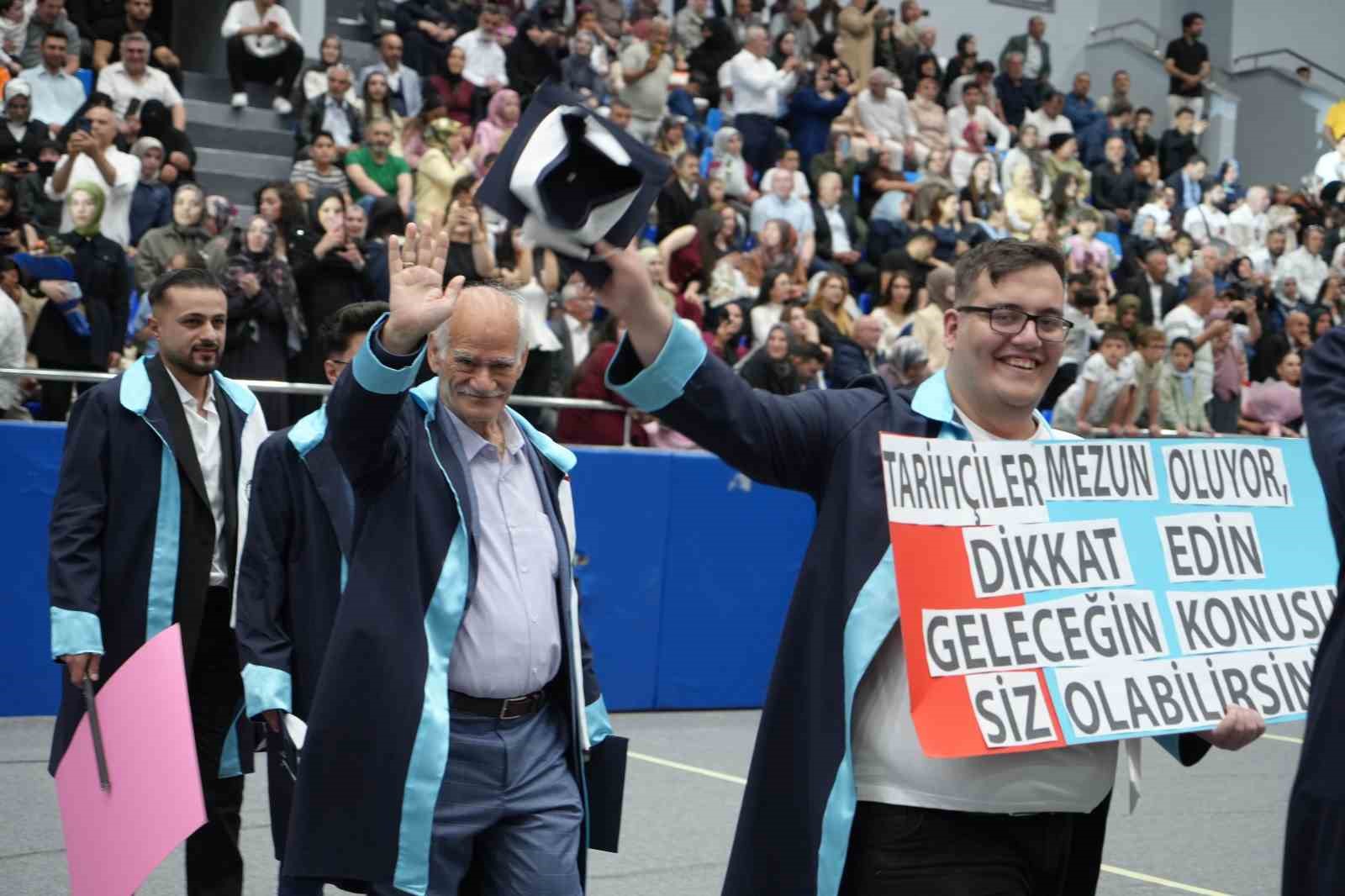 Bayburt&rsquo;ta azmin hik&acirc;yesi: 71&rsquo;inde başladığı &uuml;niversiteden 75 yaşında mezun oldu
