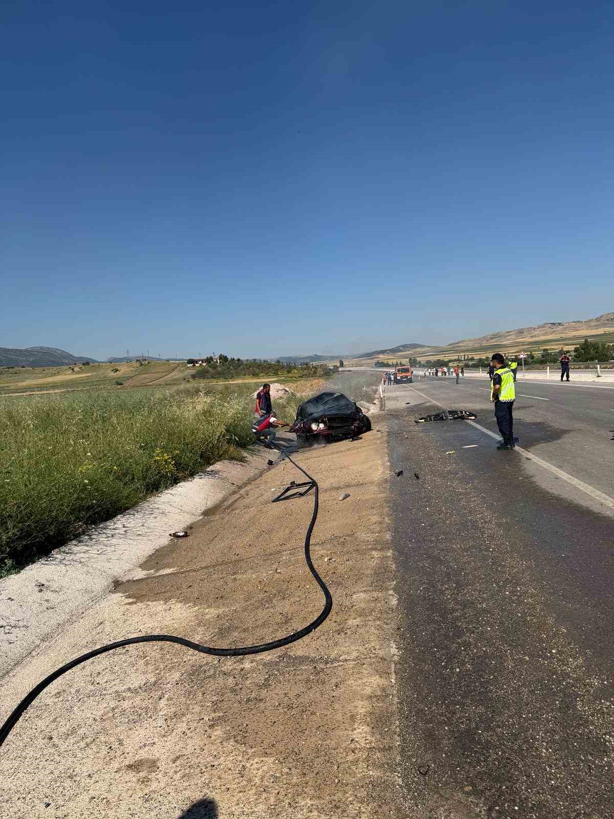 Yozgat&rsquo;ta devrilen otomobil yandı: 1 &ouml;l&uuml;, 3 yaralı