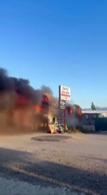Ekmek teknesini saran alevleri s&ouml;nd&uuml;rmeye &ccedil;alışan tost&ccedil;u yaralandı