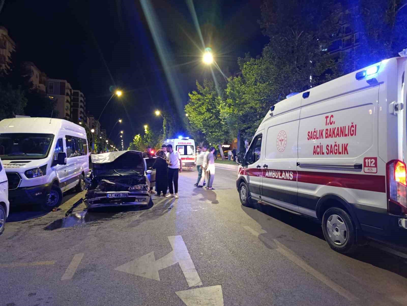 Kahramanmaraş&rsquo;ta trafikte yarış kazayla bitti: 5 yaralı