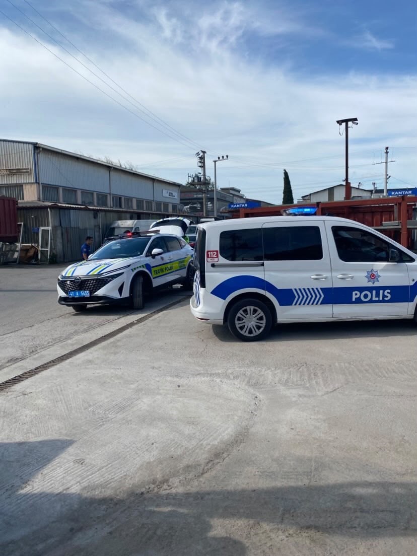 Otomobille motosikletin &ccedil;arpıştığı kaza anı kameraya yansıdı: 1 yaralı