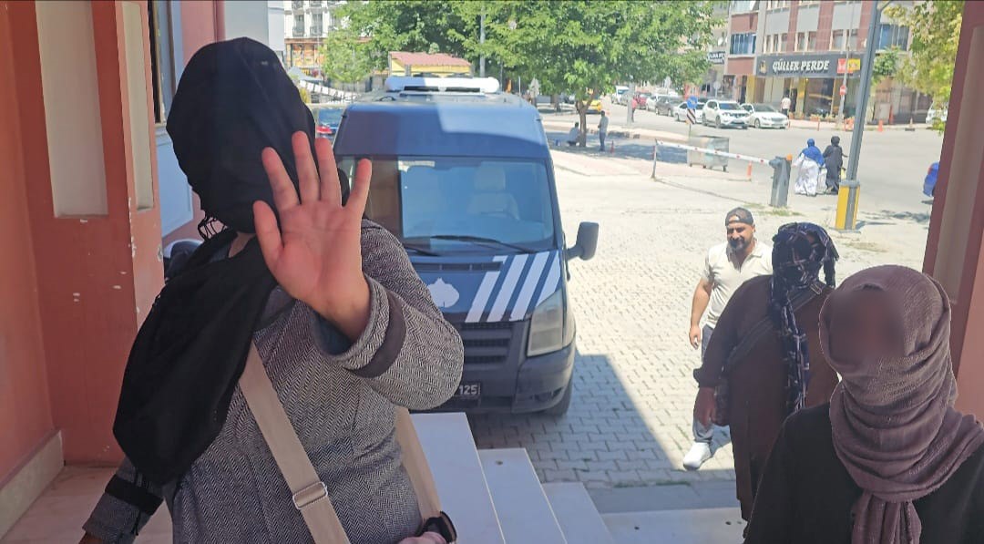 Elazığ&rsquo;da dilenci şebekesine operasyon: Kameralara el salladılar