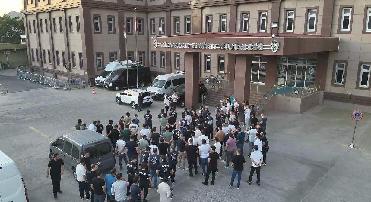 Diyarbakır&rsquo;da yasa dışı bahis operasyonu: 6 milyarlık işlem hacmi tespit edildi, 24 kişi tutuklandı