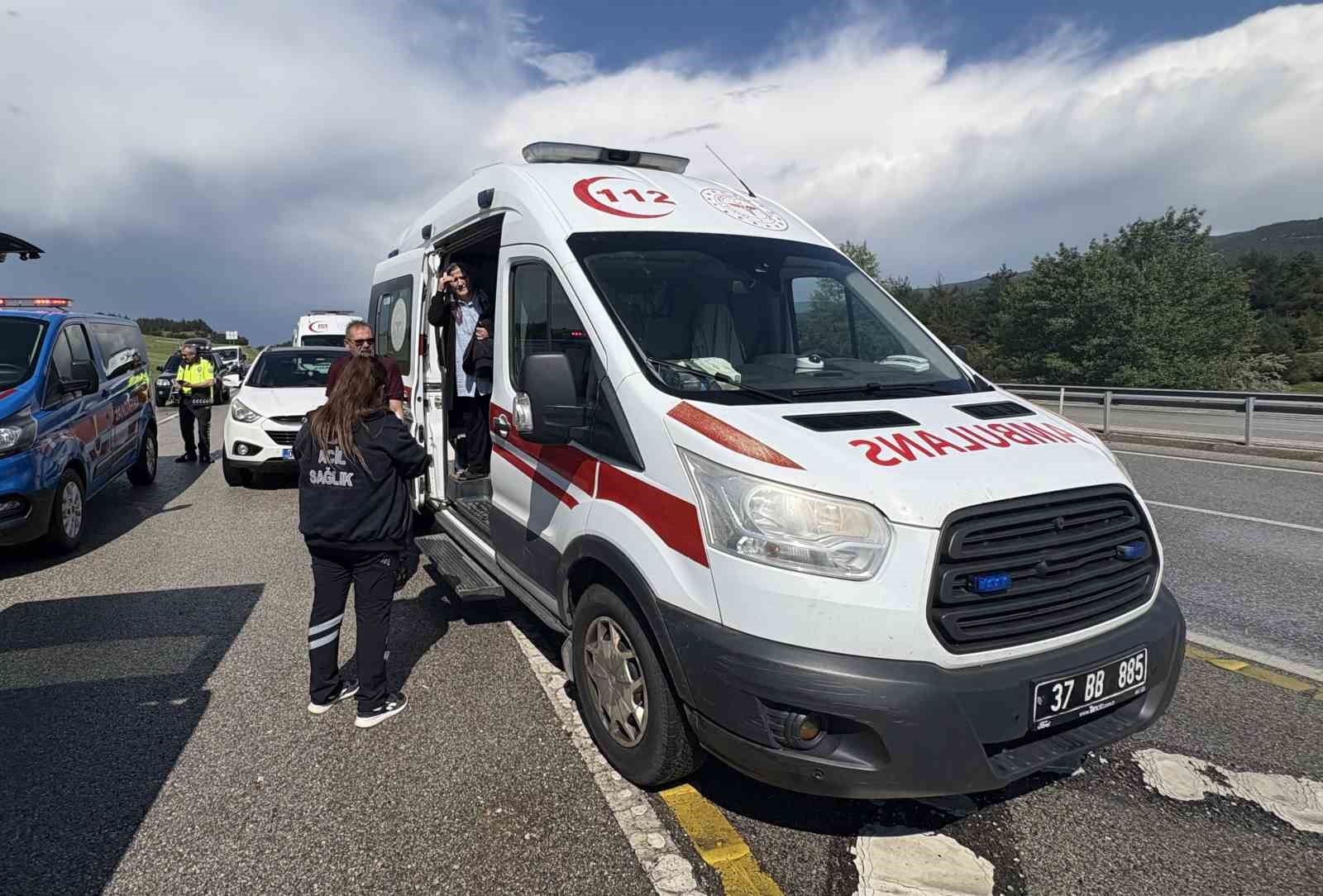 D100&rsquo;de kayan kamyonun &ccedil;arptığı minib&uuml;steki 5 kişi yaralandı