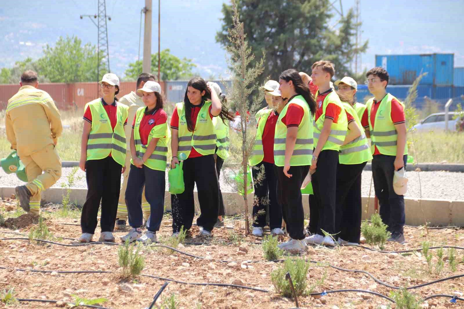 Ekrandan toprağa: İzmir&rsquo;de gen&ccedil;ler i&ccedil;in &rsquo;Doğal Yaşam K&ouml;y&uuml;&rsquo; kuruldu