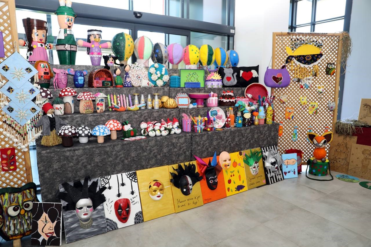 Farklı branşlarda eğitim alan 850 &ouml;ğrencinin eserleri vitrine &ccedil;ıktı