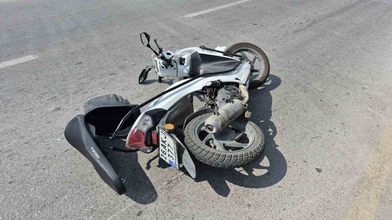 Kırmızı ışık ihlali yapan motosiklet yayaya &ccedil;arptı: 2 yaralı