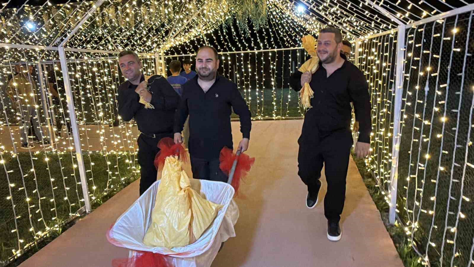 Damadın arkadaşlarından ilginç düğün takısı: 10 bin TL’lik madeni parayı el arabasıyla getirdiler