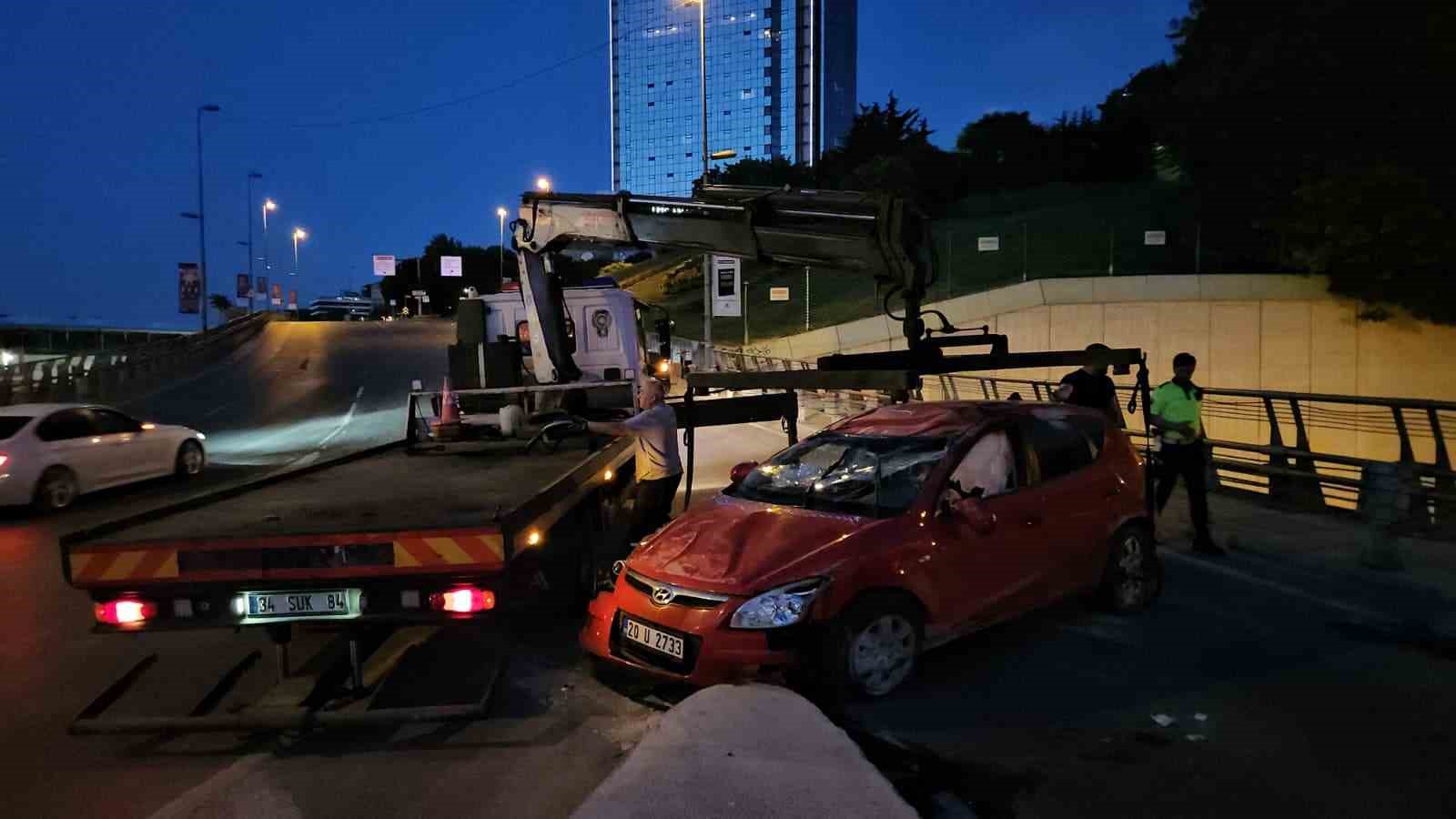 Şişli&rsquo;de alkoll&uuml; s&uuml;r&uuml;c&uuml; yoluna &ccedil;ıkan k&ouml;peğe &ccedil;arpmamak i&ccedil;in takla attı