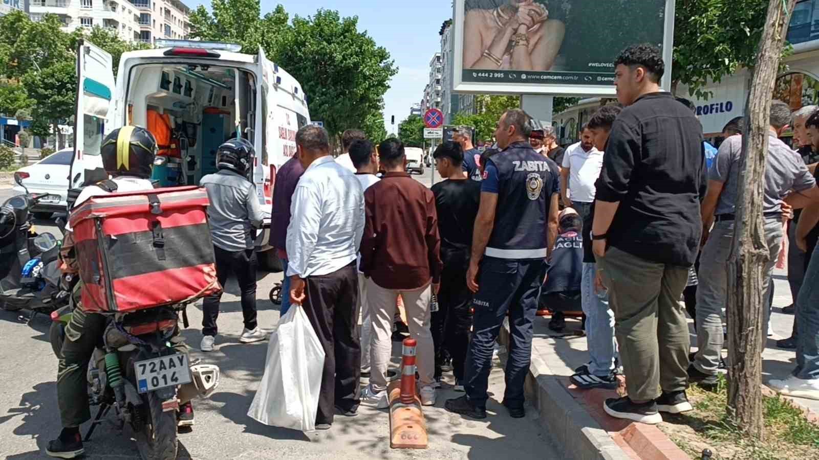 Batman&rsquo;da motosiklet yayaya &ccedil;arptı: 2 yaralı