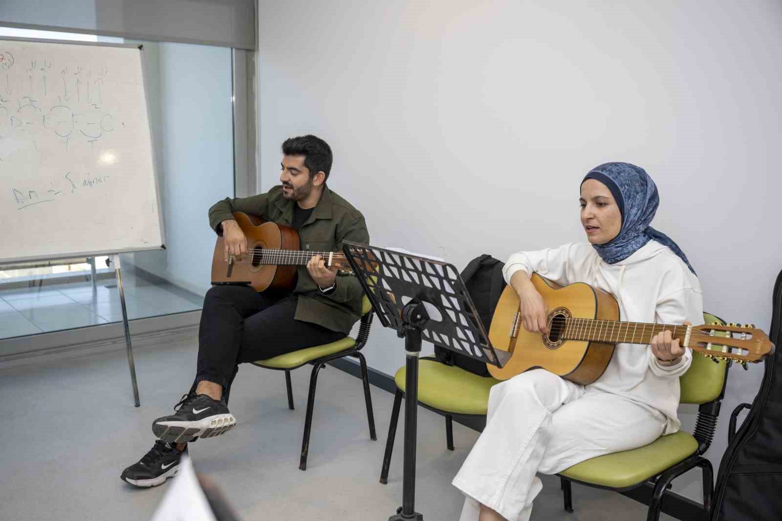 Mersin&rsquo;de &uuml;cretsiz m&uuml;zik kurslarında sezon sona eriyor
