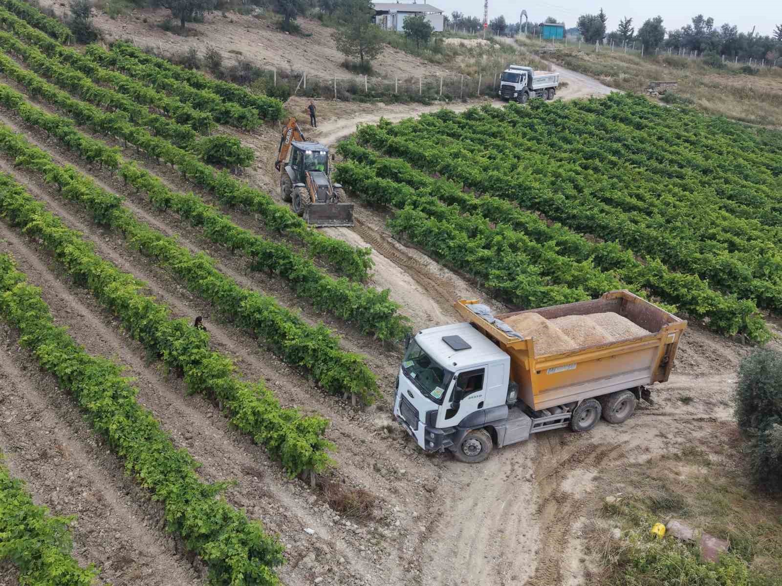Tarsus Belediyesinden hasat &ouml;ncesi kırsal yollara bakım